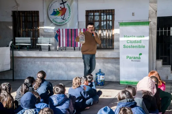 Escuelas y clubes de Paraná canjean residuos por juegos y bancos