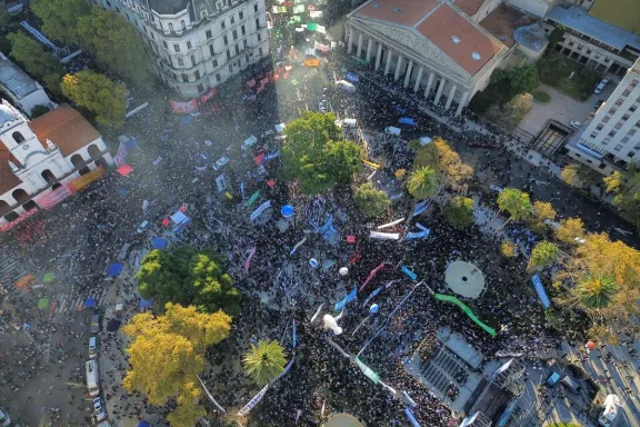 Una multitud se movilizó en el país en defensa de las universidades