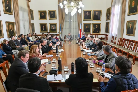 Gabinete provincial: Educación y gestiones internacionales centraron la agenda de Frigerio