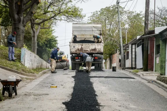 Avanzan los trabajos de recomposición de la trama vial en barrio Macarone en Paraná