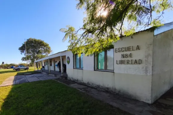 Realizan trabajos para normalizar el suministro de agua en una escuela de La Paz