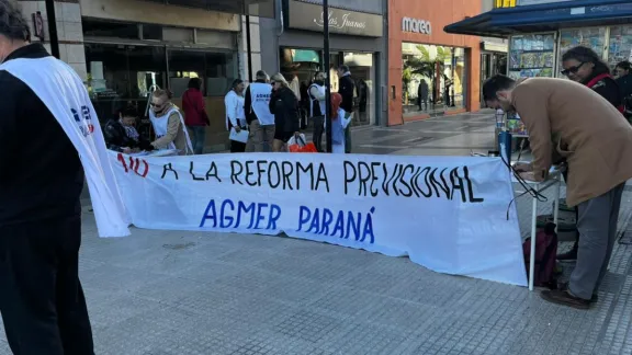 Agmer Paraná juntó firmas contra la reforma jubilatoria y destacó el "acompañamiento de la ciudadanía"