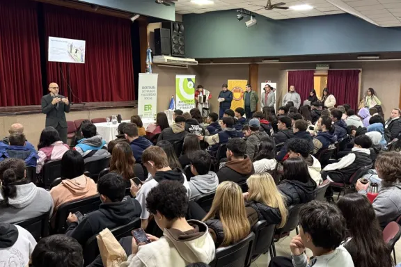 Un centenar de jóvenes de Federal se formaron en derechos laborales y herramientas para su primer empleo