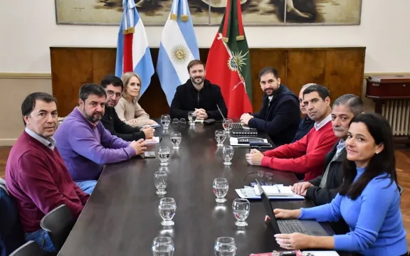 Azcué y su Gabinete analizaron la evolución de los ingresos y destacaron la reducción del gasto corriente