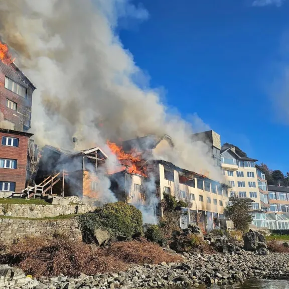 Se incendió en un histórico hotel turístico de Bariloche
