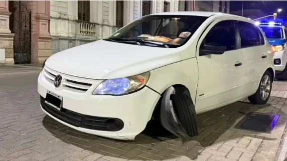 Joven de Paraná destrozó la rueda de su auto contra una puntera en Paraná