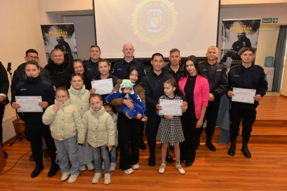 El Ministerio de Seguridad entregó los diplomas del curso integral de Bomberos y Rescate