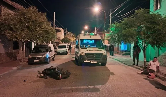 Concordia: Detuvieron a un motociclista tras un grave choque contra un auto estacionado