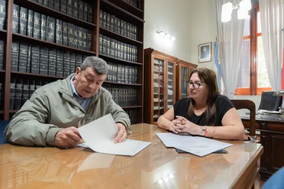 La provincia firmó el contrato para la construcción de 15 viviendas en San Jaime de la Frontera