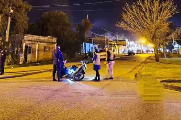 Villaguay: un motociclista esquivó un control y atropelló a un policía, que fue internado con lesiones