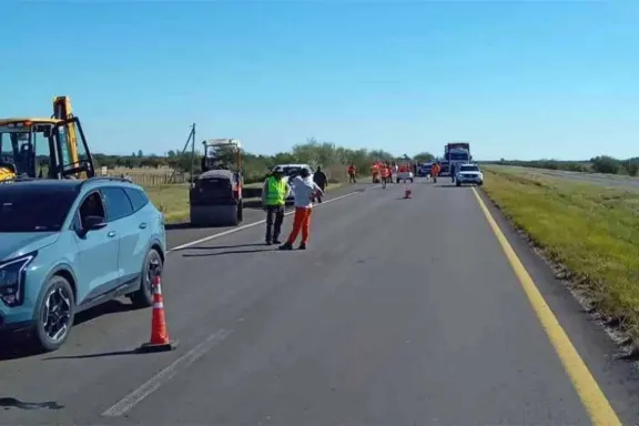 Un camión atropelló a un obrero de Entre Ríos que hacía tareas de bacheo en la ruta 14