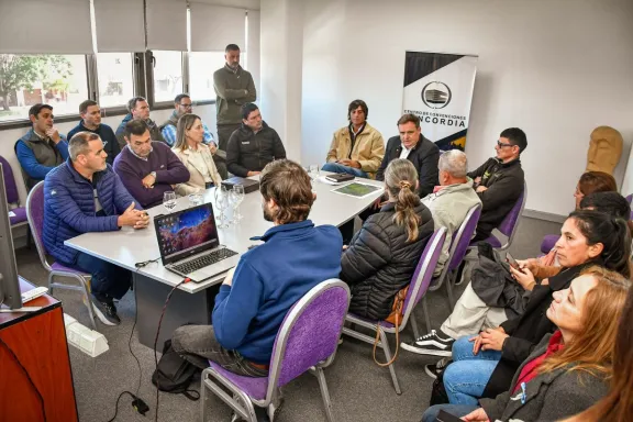 Vialidad fortalece el mantenimiento de caminos rurales con gobiernos locales del departamento Concordia