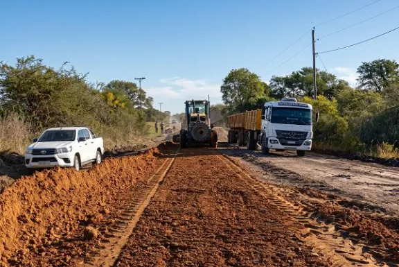Vialidad trabaja en la reposición de ripio en la ruta 28 en Feliciano