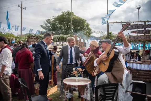 En los festejos por el 25 de Mayo, Frigerio hizo un fuerte llamado al diálogo y el consenso
