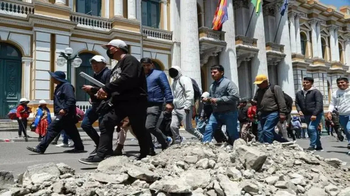 Las fuerzas de seguridad de Bolivia investigan la presencia de campesinos  armados en los bloqueos | APFDigital