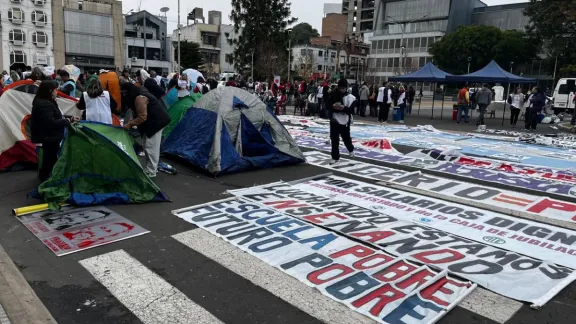 Agmer montó un acampe frente a la Legislatura en rechazo a la reforma previsional y advirtió que "habrá condena social" para los legisladores que la voten