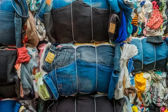 Buscan prohibir por cinco años la importación de ropa usada en Argentina