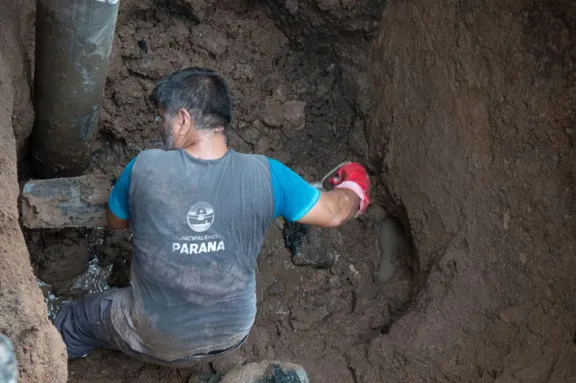 Operativos de renovación y reparación de cañerías del servicio cloacal en distintos barrios