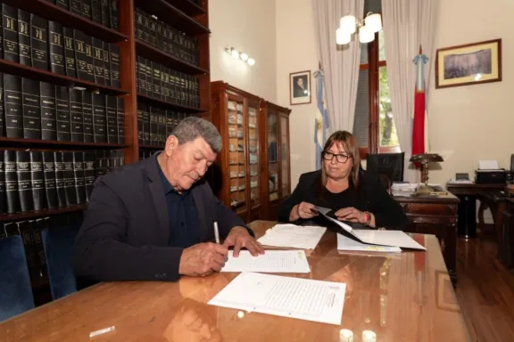María Grande es el primer municipio en firmar convenio para construir viviendas con financiamiento provincial