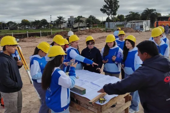 Estudiantes de la EET N° 45 realizaron una visita técnica a una obra educativa en ejecución