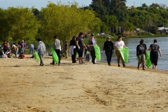 La conciencia ambiental ganó relevancia en una jornada junto al río en Paraná