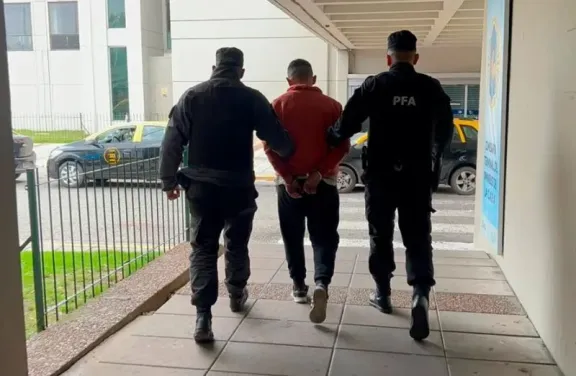 Detuvieron en la Terminal de Retiro a un entrerriano buscado por homicidio agravado por el vínculo