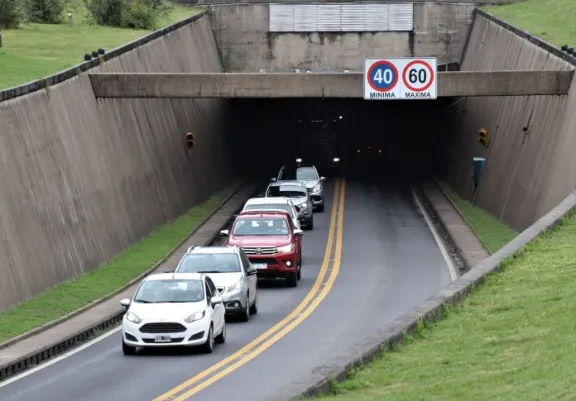 Tres vehículos chocaron en el ingreso al Túnel Subfluvial en Paraná y hospitalizaron a un hombre