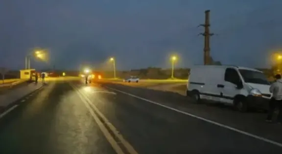 Dos motociclistas fueron hospitalizados tras chocar contra una Trafic
