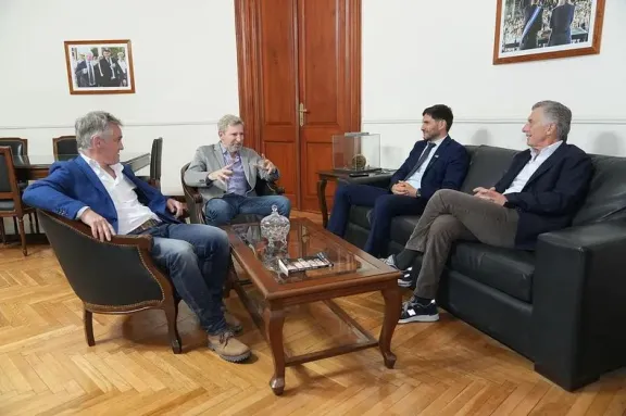 Macri pasó por Paraná y Santa Fe: intercaló el clamor 2027 con dardos a Milei