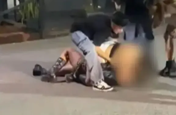 Una pelea a la salida de un boliche terminó con una joven en terapia intensiva