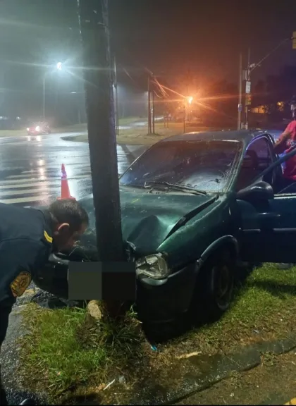 Conductor alcoholizado y sin los documentos del auto chocó una farola de alumbrado público en Paraná