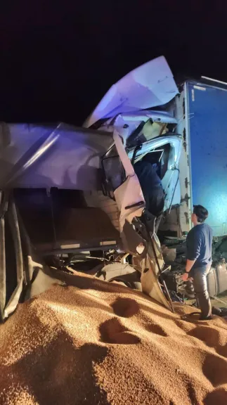 Choque de dos camiones por presunto desprendimiento de un acoplado dejó a un conductor atrapado en la cabina