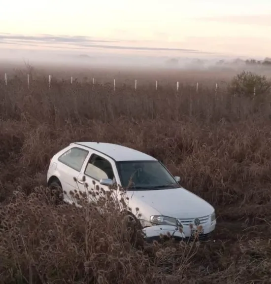 Joven de 18 años que conducía alcoholizado se durmió al volante y despistó en ruta 32 y el acceso a Hasenkamp