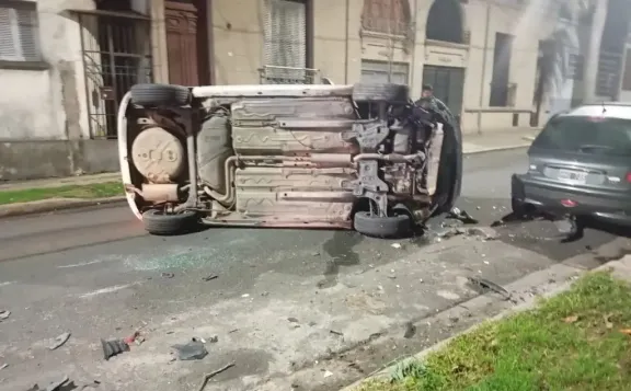 Paraná: quiso esquivar a un perro, chocó contra un auto estacionado y terminó volcado
