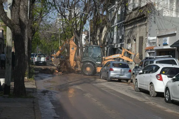 Solicitan circular con precaución por trabajos de reparación en calle Santiago del Estero