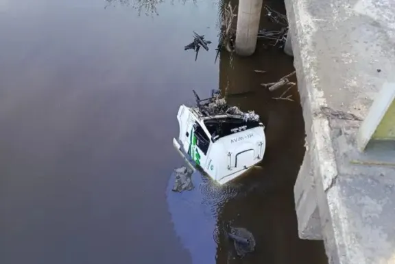 Ruta 14: camión chocó una maquinaria, sus ocupantes cayeron de un puente y sobrevivieron