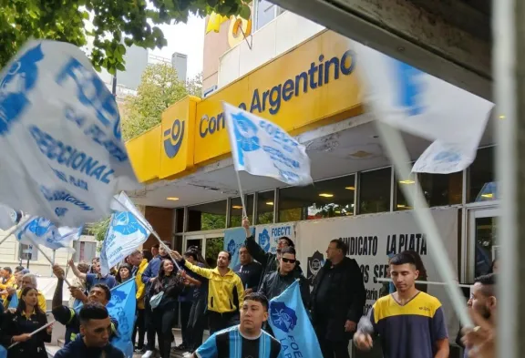 Trabajadores del Correo Argentino redoblan la presión para reabrir las paritarias
