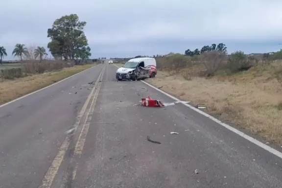 Fuerte choque entre un camión y una utilitaria en Ruta 18 dejó dos conductores hospitalizados