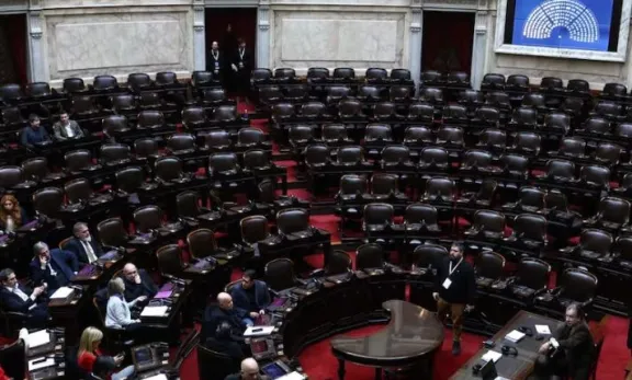 Cinco diputados entrerrianos no dieron quórum y ayudaron a frenar la interpelación a Adorni