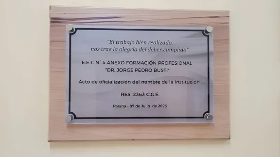 Desde el FEF denunciaron que el Gobierno oculta el nombre de la Escuela Técnica "Jorge Pedro Busti" en Paraná