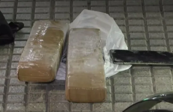 Secuestraron dos ladrillos de marihuana en la peatonal San Martín y detuvieron a un joven