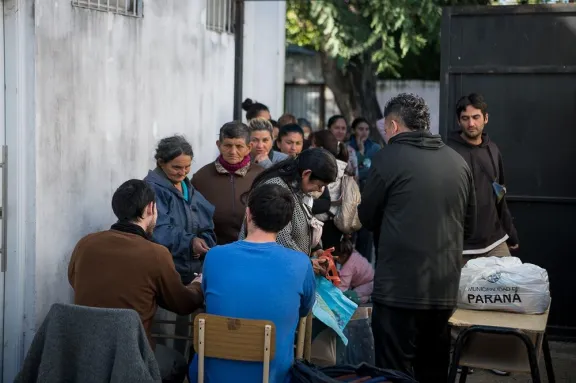 El Municipio de Paraná entregó módulos alimentarios y frazadas a familias
