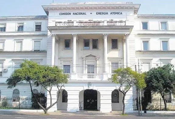 El Gobierno oficializó más de 170 despidos en la Comisión de Energía Atómica