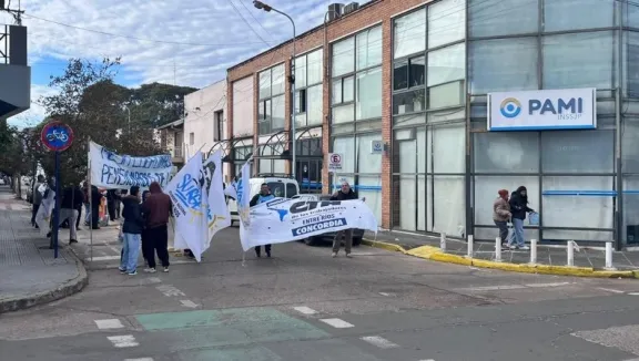 Con una ruidosa manifestación se entregó un petitorio a la titular del PAMI Concordia