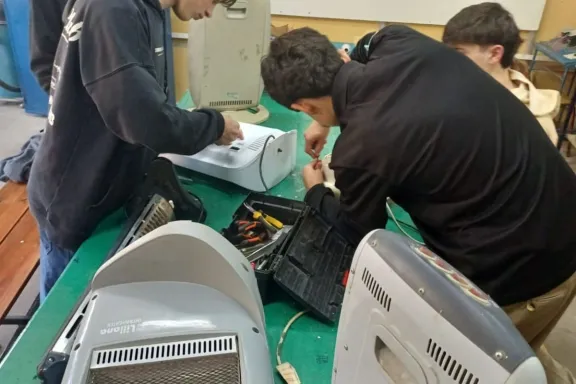 Estudiantes de la EET N° 1 Etchebarne de Villaguay reparan estufas y las entregan a jardines y escuelas