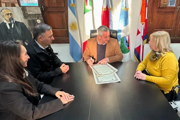Colón y Oulx, Italia, formalizaron un Acuerdo de Cooperación Internacional
