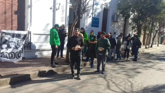 Trabajadores de LT11 alertan que los salarios básicos no superan los $500 mil