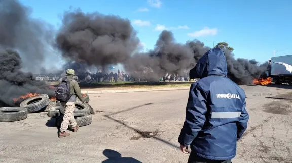 Con quema de cubiertas, trabajadores de Unionbat profundizaron el reclamo por los 101 despidos