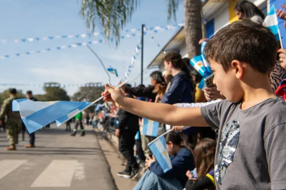 Paraná: Cientos de vecinos participaron de la celebración por el Día de la Independencia en Paraná