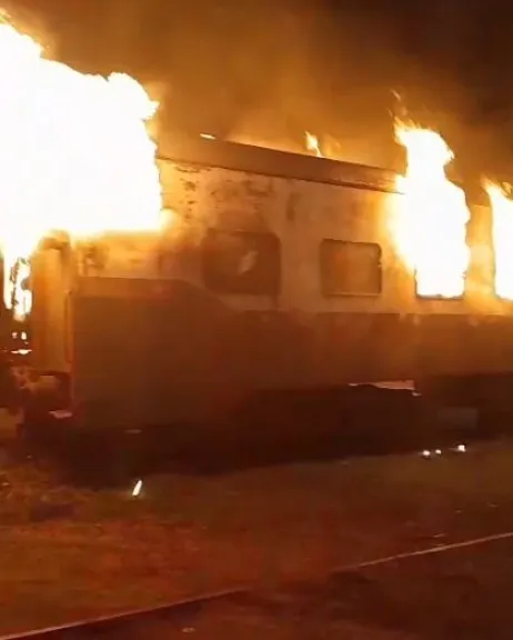 Bomberos Zapadores y Voluntarios de Paraná apagaron un vagón que cobró fuego en el ferrocarril